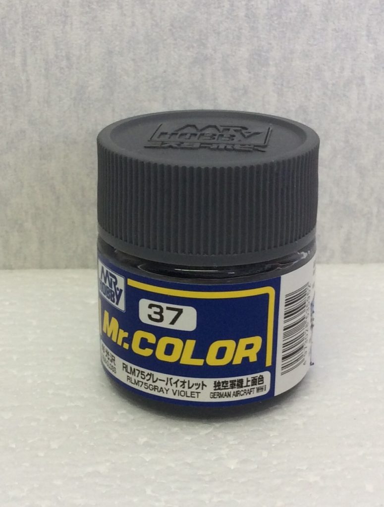 因みに、腕や胸の紫色の部分は、実在の軍用機でも用いられているグレーバイオレットを使用し、宇宙空間での（敵からの）視認性を落とした感じに。