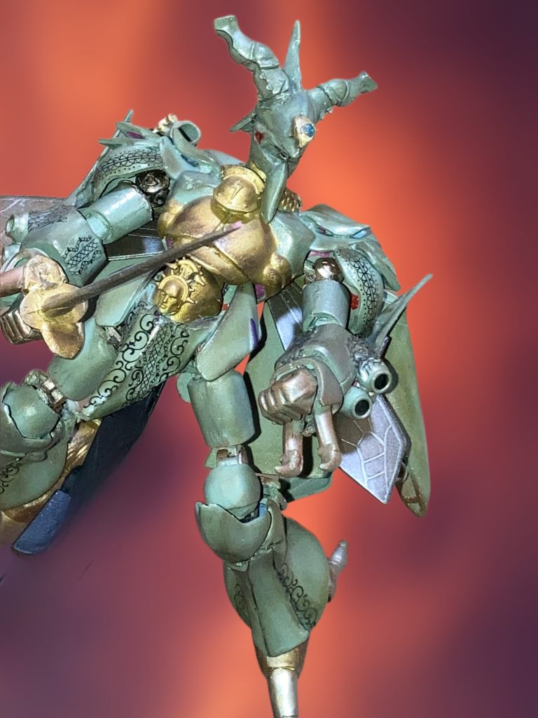 ボディーは旧キットバストール、その他細かいパーツをジオン系のモビルスーツから流用してます。ネイルシールやら何やら、とにかく秘宝感てんこ盛り、キラキラ感マシマシで、ボディー色はビルバインカラーじゃなく夜間迷彩（ダンバインの世界ではこの色で迷彩らしい）仕様にしました。