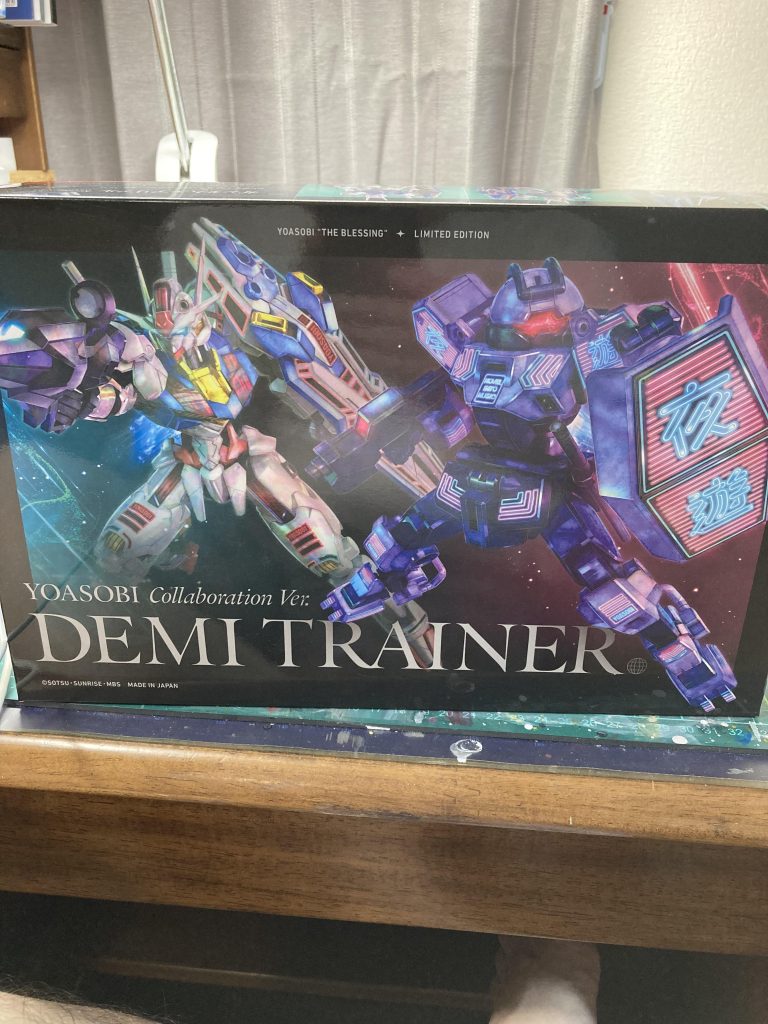 YOASOBI仕様のデミトレーナーと並べたかったのですが、別物になってしまいました…。残念。