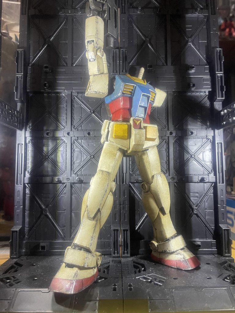 ちなみに数年後、残った通常色のパーツも組み上げてます。左腕の作成途中に間違って部品を組んで外せなくなり、シールドを取り付けることが出来なくなり、そのまま戦意喪失…。そのまま、ラストシューティングの姿でフィニッシュとなりました笑