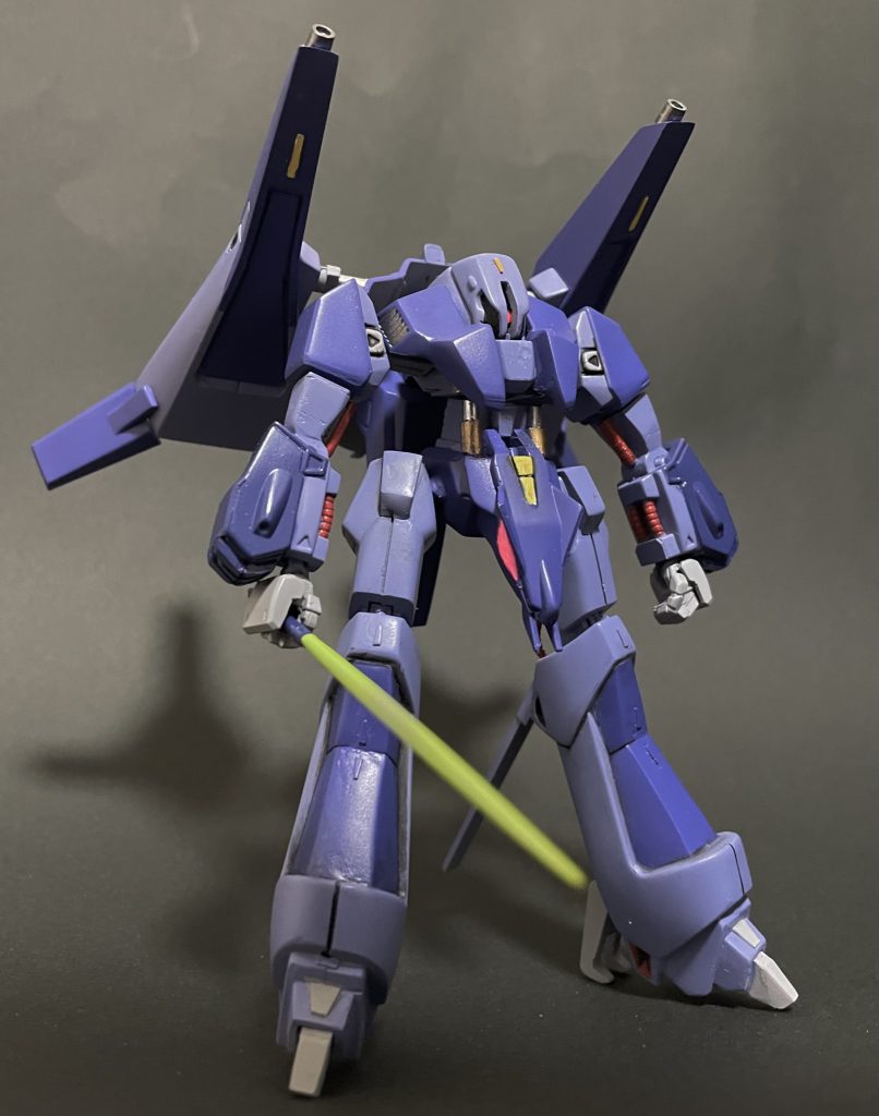 改造箇所・モノアイ開口、Hアイズ化・腰ブロック延長制作・上腕延長、ロール軸・つま先ブロック延長・拳はビルドナックル・前腕クローのディテール追加腰を延長する事によりかなりスマートな体型になりました。