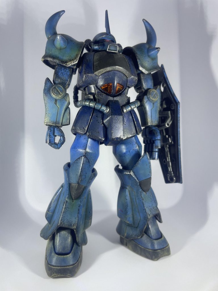 基本工作は肩の合わせ目消しと、モノアイ加工くらいです。