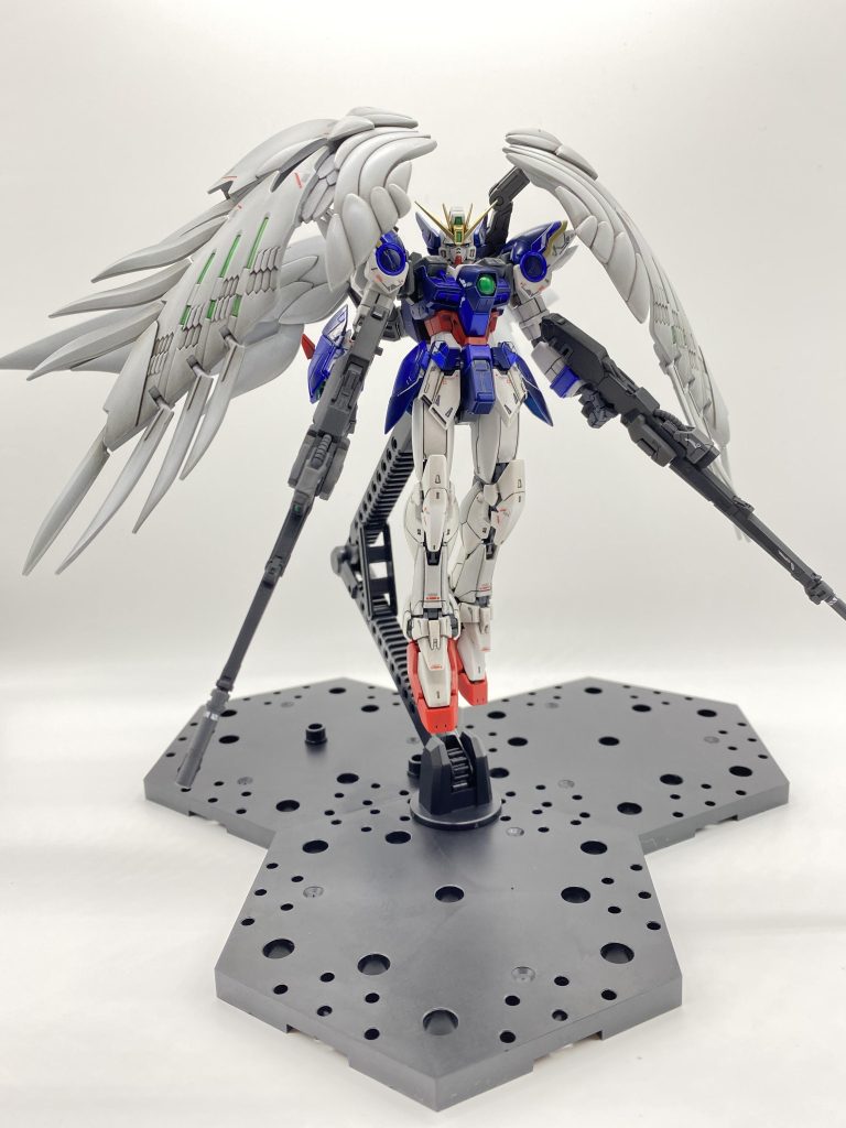 バックパックユニットのウイングは、サフにエヴォシルバーを吹き、その上にエアリアルホワイトをグラデーションを意識して、白で塗りきらず外側にシルバーを残して鉄感を表現できればと塗装しました。 …が、皆様お察しのようにホワイトとシルバー。今の自分の腕で、しかも初のグラデーション塗装では、これが限界でした。遊び心で、サイドウイングの外側に見えるラインに蛍光グリーンをのせて、センサー部を光らせる時にワンチャン光ればと笑笑