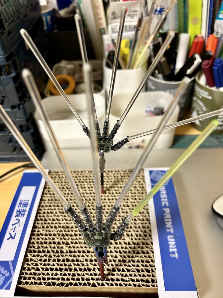 クリアランナーを指の蓋に貼り付けて塗装しただけの、簡単ビームエフェクトです。