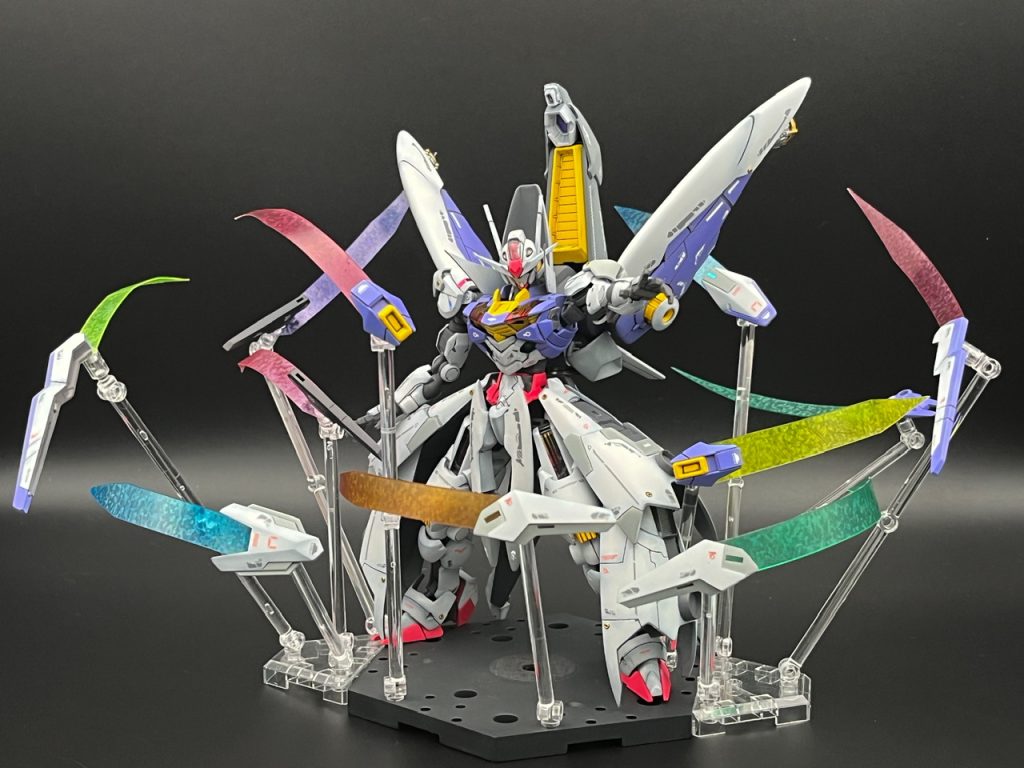 ▲精霊召喚術『エスカッシャン』そして切り札のガンビット。地水火風の四大元素をはじめ、様々な精霊の力を宿した魔法の矢(マジックミサイル)と化して一斉発射。カラフルに乱れ撃つぜ。色々な作例に習って、プラ板でエフェクトを作りました。この手法を思いついた方、本当に尊敬します。