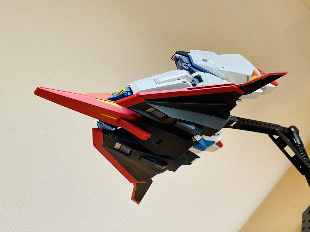 ウェイブライダー時に真下から見える赤部位と黒部位は、成型色にそれぞれクリスタルカラーの赤とスムースパールコートでコーティング。