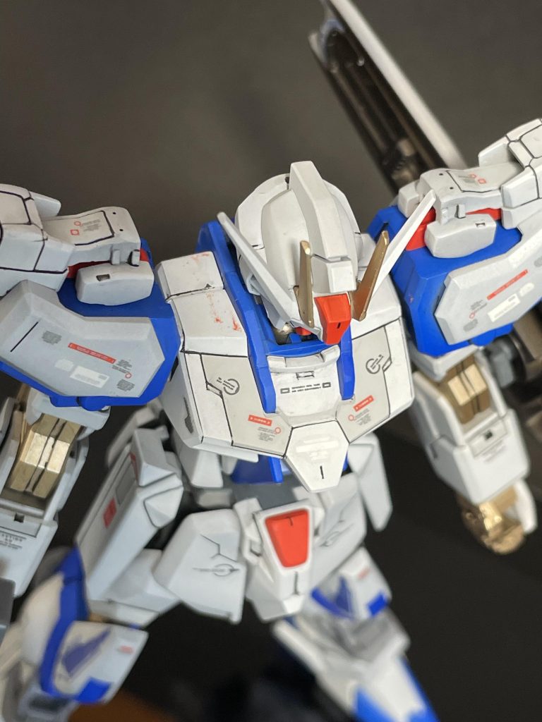 ボディの首脇には、赤く色移りしてしまった箇所が‼️コレは塗装後に我慢出来ずに仮組してしまい、ストライカーの塗装が剥げて移ってしまったのです〜まあいっか‼️ストライカーパック外さなきゃいいんだ〜笑