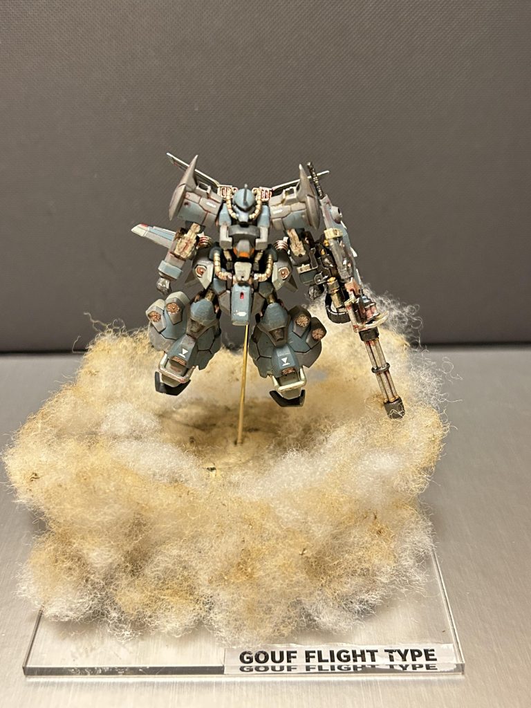 seriaのアクリル板にリメイククッションシートを切って貼って手芸綿で砂煙を作りました。あとは真鍮線の穴を開けて土台は色を塗っただけです。
