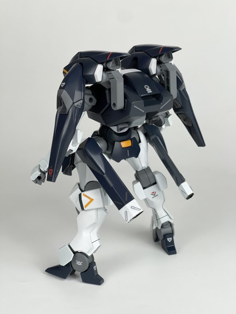 背部にあったザウォート用ブースターは両足大腿部に移植。ネオジム磁石で接続しています。360度回転可能アーマードコアも大腿にこういうサブユニットついてるパターン多いんで、デザイン上の違和感がない移植ができたと思っています