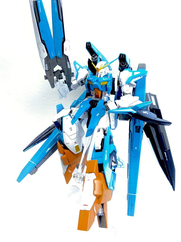 足部分を大型スラスター化。バックパックをハルートのモノを移植しました。バーニアを増やせば高機動になるだろうというシンプル改造です!