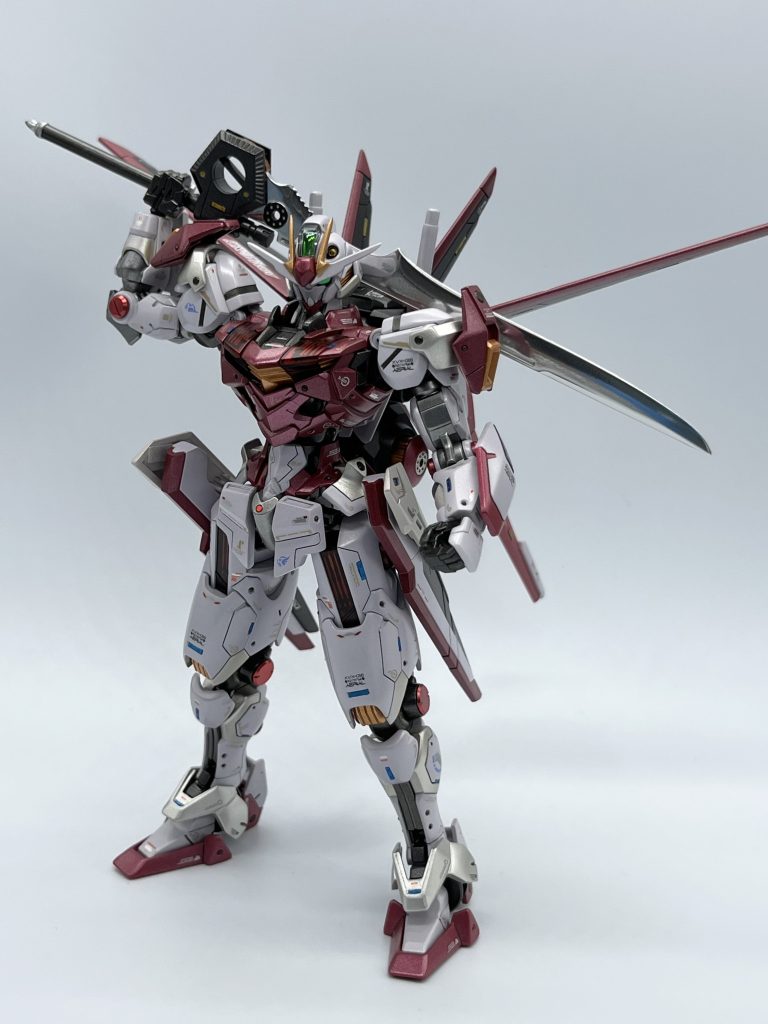 RG ストライクルージュの箱絵ショット基本はアクリジョンで塗装してますが、グランドスラムだけはガンダムマーカーのメッキシルバーを使用しました。すごい綺麗なんですが一度でも触れるとくすんじゃうので取り扱いが大変難しいのが難点です…
