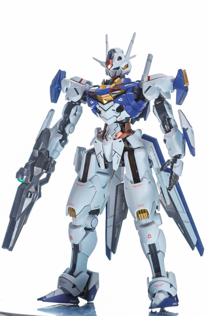 今回の塗装はメイン外装は艶消し塗装に。白い外装はライトグレーとのツートーンに。そしてオリジナルカラーがあまり好きでないので赤いパーツはスーパーカッパー黄色はゴールドにそして今回めちゃくちゃ苦労した青パーツは濃い青系にしようとあーでもないこーでもないと試行錯誤…の末に迷い迷ってもうこの色に決めました。収まりいいのはやはりガンダムの造形に救われたのでしょうか…