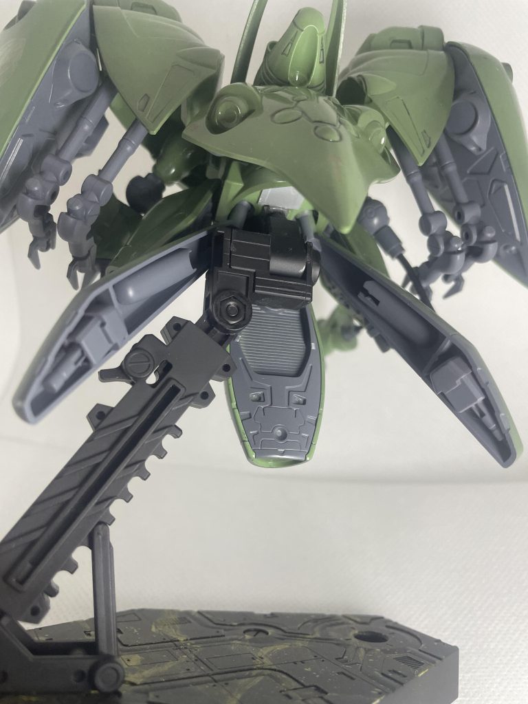 サイドアーマー？　の裏部は穴埋めがめんどかったのでジャンクパーツを接着してメカサフ吹いて手抜き仕上げ。