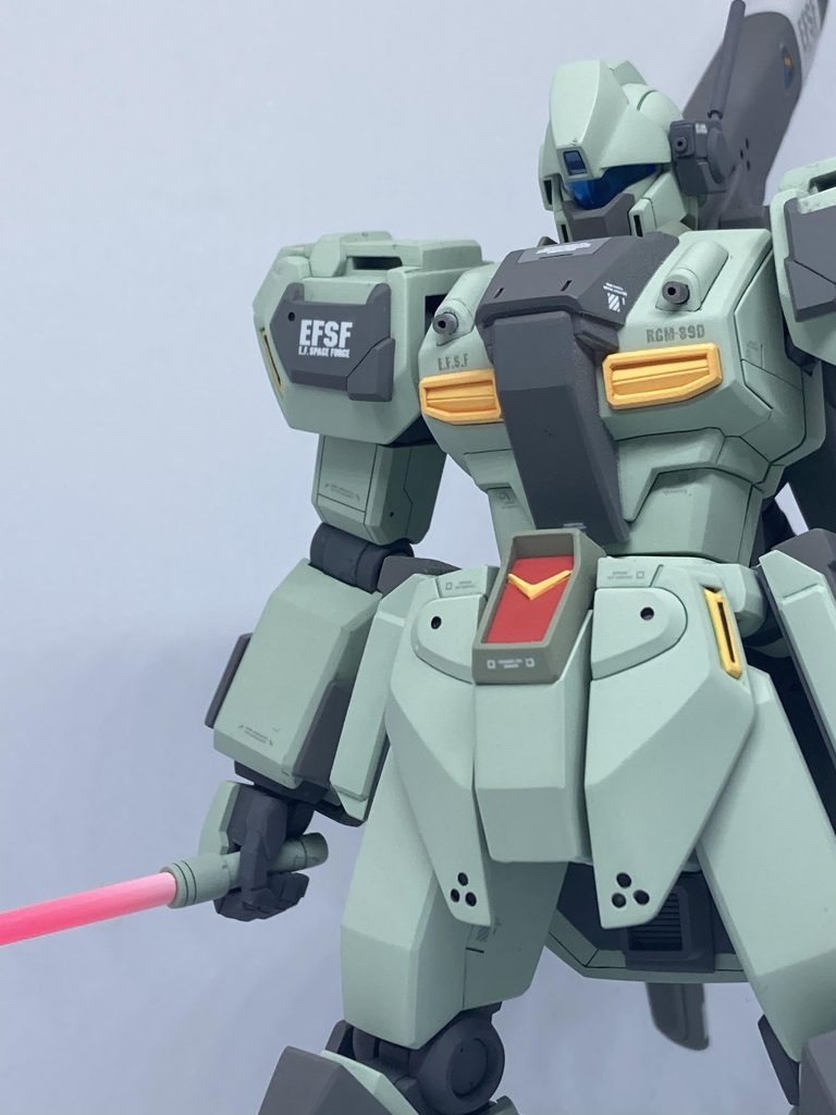 重装タイプなのにビームサーベルの方が似合う不思議な機体です。ビームサーベルはガイアノーツの蛍光ピンクを吹いてからグラデーション入れてます。