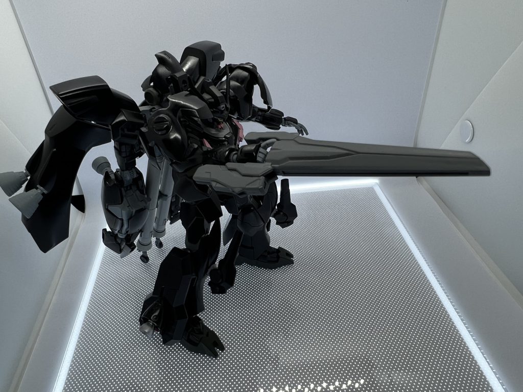 武装はガンダムレギルスの武装を拝借あと足横のブースターには隠し武装としてのビームサーベルを内蔵