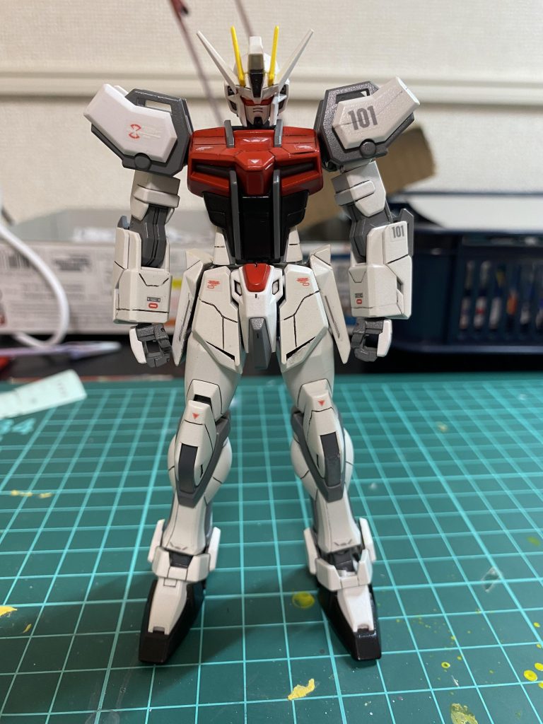 スジ彫り、パテ埋めも挑戦してみましたが、難しい!ミスのリカバリーも出来ていないので要練習ですね。今回はデカールではなく余ったシールを貰ったのでペタペタ貼りました。