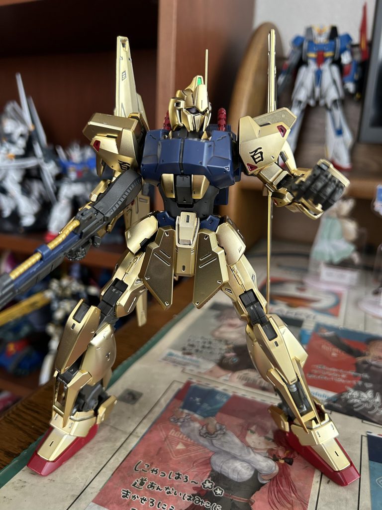 単純なポーズでも何故かスタイリッシュに見えてしまう…。百式ってゲームとかでもだいたい挙動がスタイリッシュですけどこういうシンプルやけど何か言葉に表しにくい良さがあるから故に、かな…?