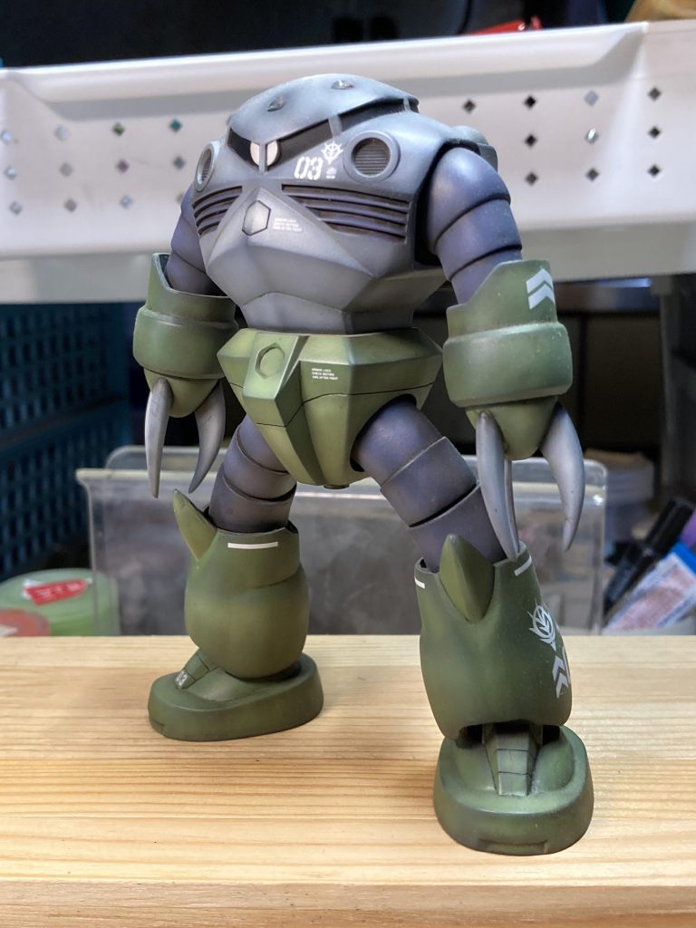 塗装は、黒立ち上げでグラデーションをかけました。モノアイも含めてボックスアートを参考にしています。