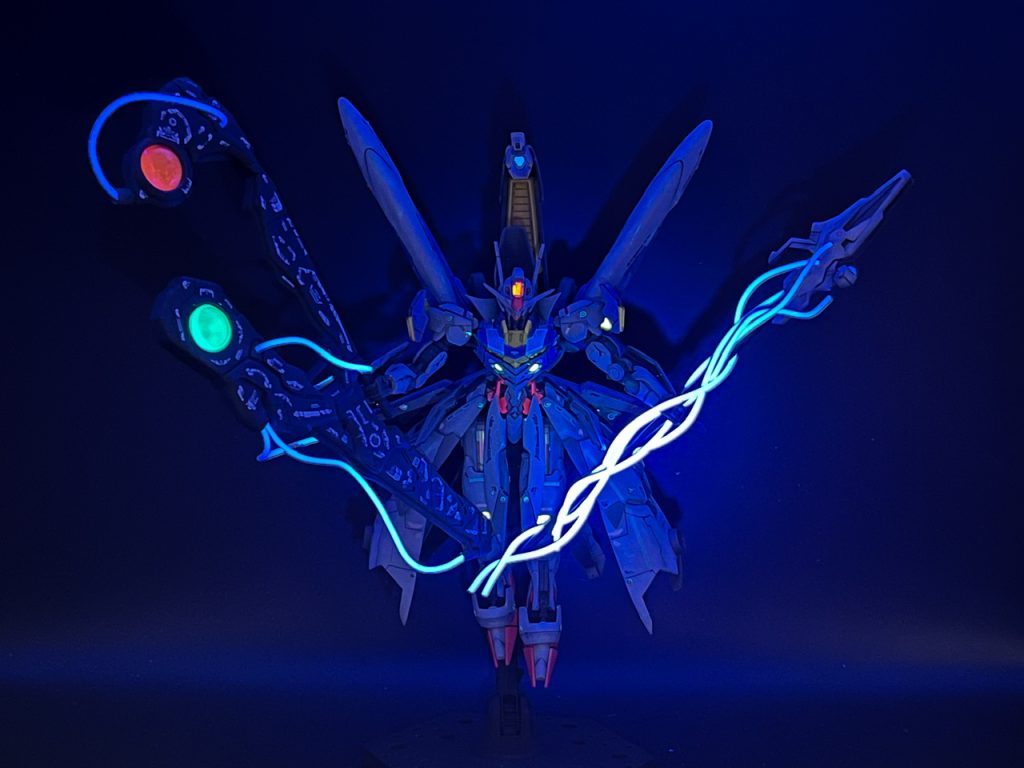 ブラックライトであちこち光る、悪い魔女モード。