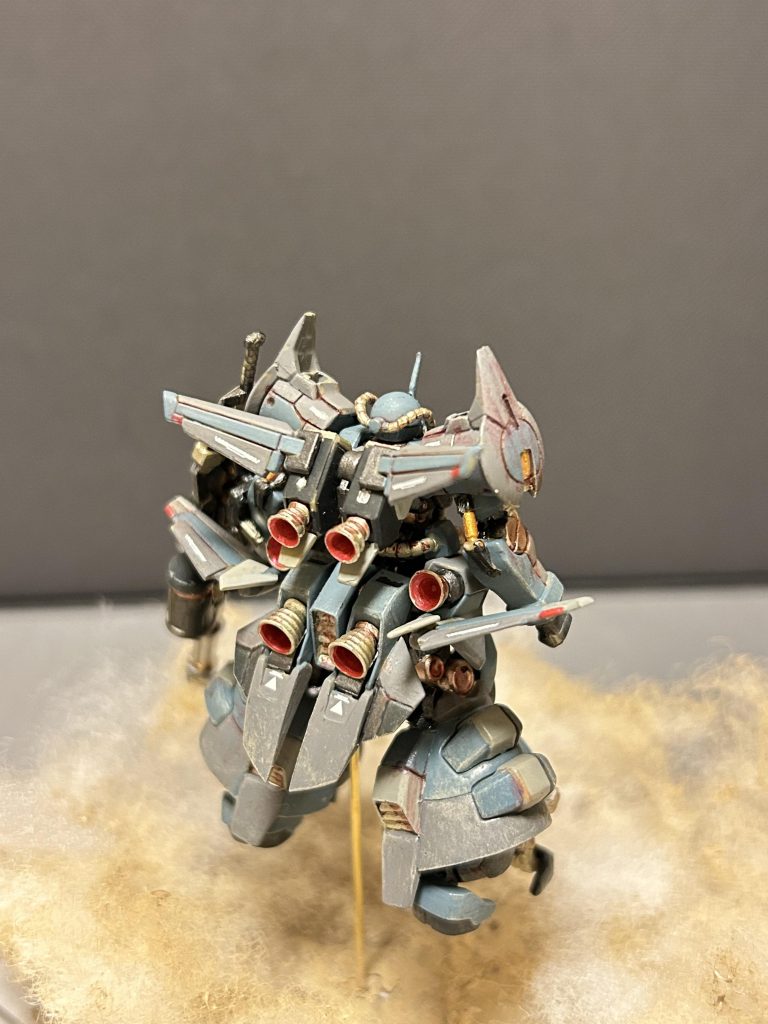 メタリック部分はガイアノーツのスタブラ系を4色程使用、ボディカラーもガイアのブルーグレーとニュートラルグレーⅣを使用。その他はクレオスの水性を使いました。スミ入れは久しぶりにガンダムマーカーの流し込みのブラウンをワザとはみ出してそのままウェザリングっぽくしてます。
