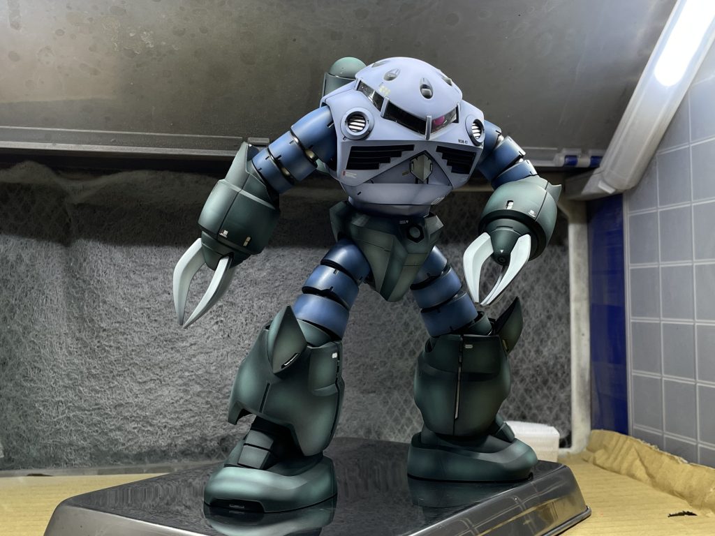 工作は胴体の合わせ目を段落ちにしたくらいでほぼストレート組みです