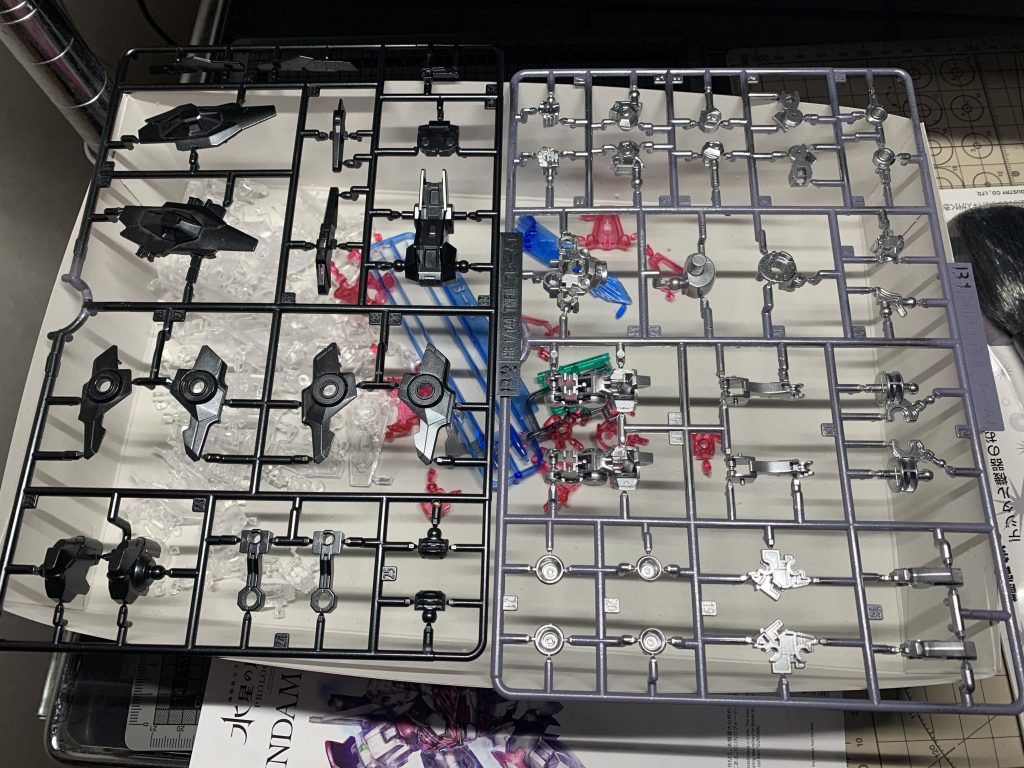 クリアでないパーツはランナーごと塗装しました。