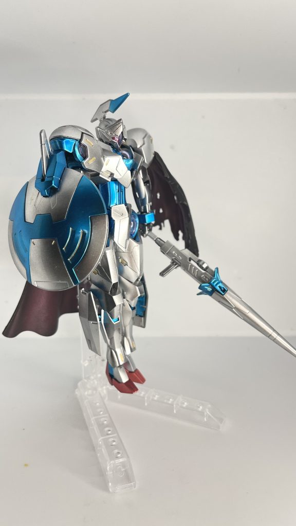 騎士風ポーズを、盾は改造して腕に付くようにしました