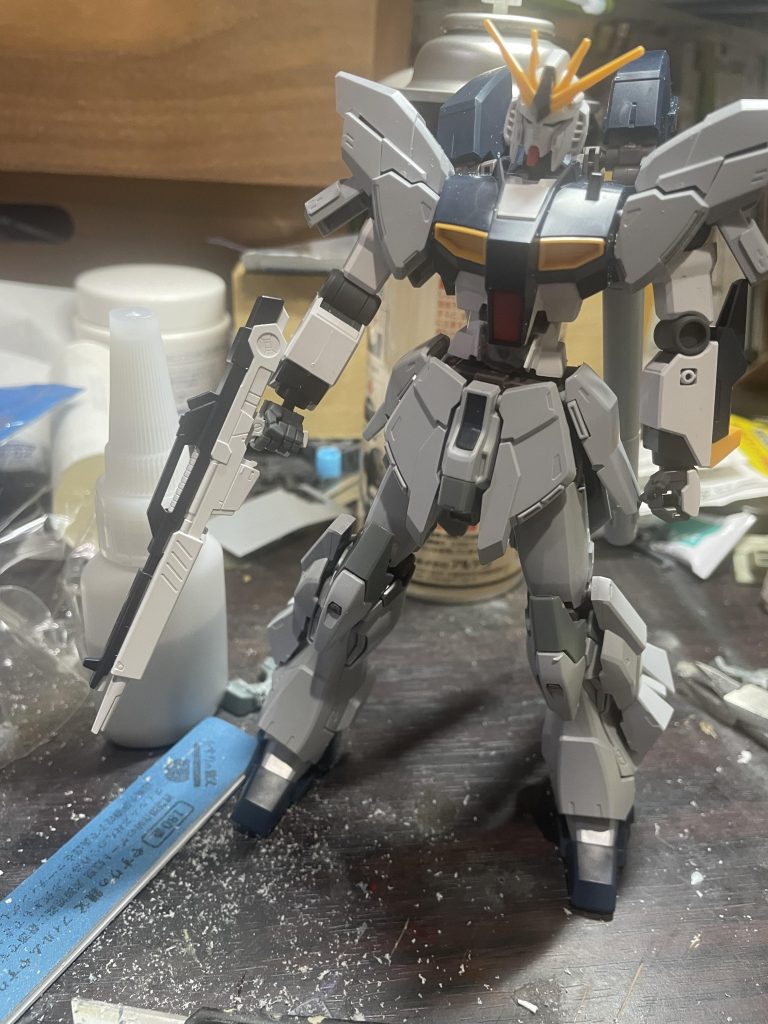 最初はEGのνガンダムとシナンジュ・スタインのニコイチで作る予定でしたが、途中でナラティブさんの足が手に入ったので3種混合にして仕上げました。その為稼働域はかなり狭くなっています。