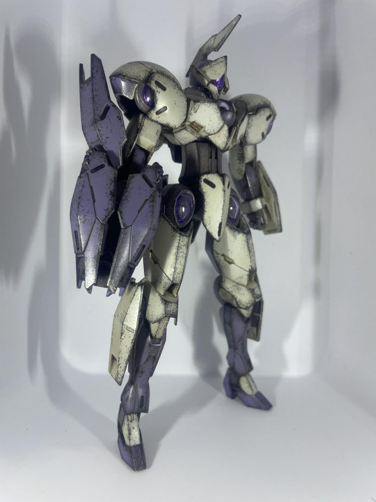 右腕の武器ビームブレイサーの内部は今回シールを使用しましたが、発光状態の塗装をするとなると…どうしたらいいのでしょうか?ぜひ、皆様のお知恵をコメントで教えて頂きたいです!よろしくお願い致します。