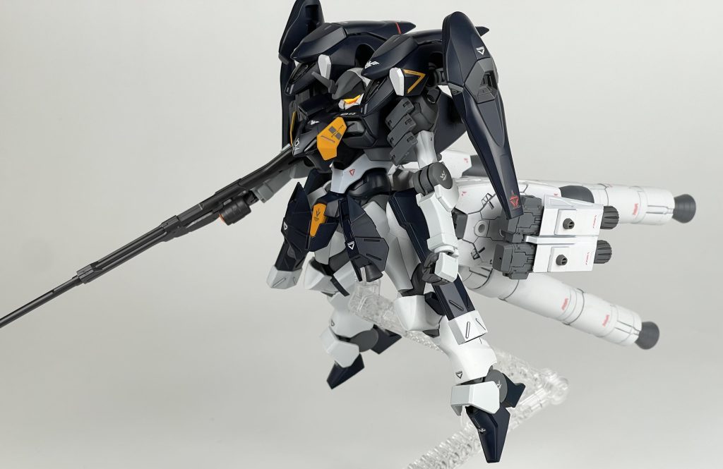 本体は白基調、ファラクト由来のパーツを中心に増加装備には濃紺を配置しましたが、ブースターと合体すると白黒割合が釣り合って良い感じになったと思っています。紺色はネイビーブルーをベースにクリアダークブルーとクリアパープルを三層重ねて深みを出そうとしました（出てるかは微妙なところ）