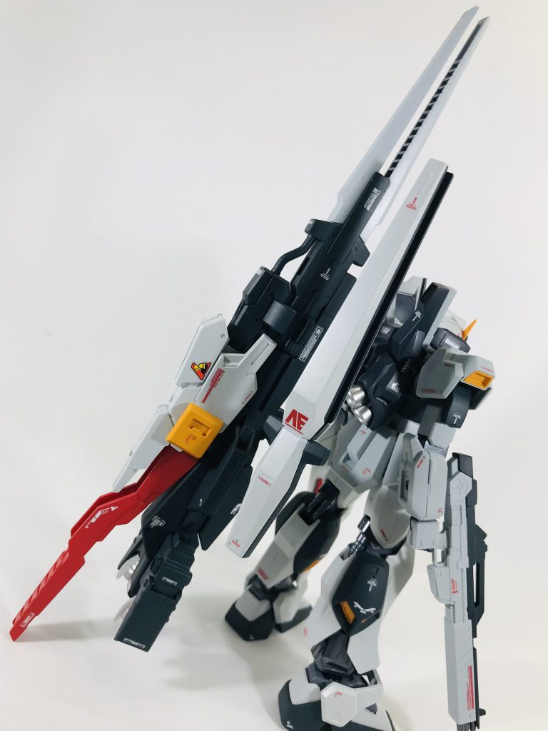 当機の最大アピールポイントである試作型ロングレンジ・フィンファンネルです。Zガンダムのハイパー・メガランチャーをベースにジャンクパーツを組み合わせて、それらしいフォルムに。おまけでデルタカイのプロト・フィンファンネルを子機的な位置付けで装着させてみました。