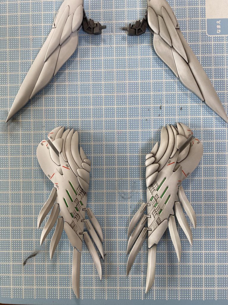 ウイング部、汚す前と汚した後。汚すとシャドウ感が増しますなー。