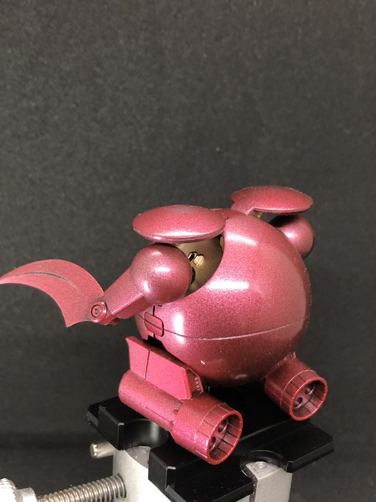 ザクレロハロです。黒サフに下地シルバー、上からクリアレッドを塗装しています。クリア塗装後にコンパウンドで磨いて仕上げました。初のキャンディ塗装でしたが、下地が薄過ぎたのかサフの暗さが残ってしまいました。もしくはクリアレッドの塗りすぎ？ これはこれで重厚感があってカッコいい色味ですが、イメージしていたのはもっとツヤツヤピカピカな赤色だったので微妙な感じです。  