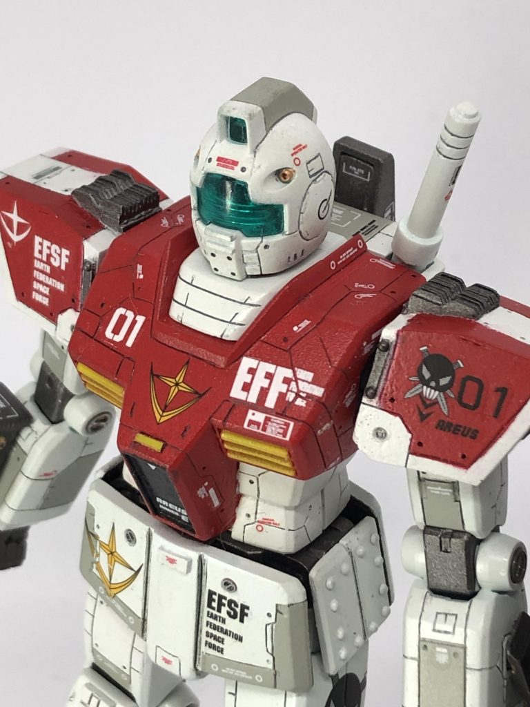 バストアップです。スジボリに合わせてデカールを切ったり、ヘッドパーツのディテールアップも頑張りました。また肩にしいたけディテールで排熱板を取り付けました。しいたけディテールを追加→貼り付けただけにならないように肩全体をボリュームアップ→治具無しなので全体的に斜めに。スジボリミスの部分をリベットで誤魔化したり…とやればやる程、気になって増改築を繰り返す悪循環に入っていたような気がしましたが塗装で全て丸く収まりました。塗装、やはり凄い。