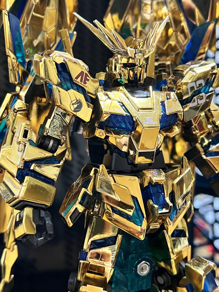 金部分→EXクリア(ガイアノーツ)→デカールとスミ入れ→EXクリア(ガイアノーツ)何層重ねたか忘れました。関節部→黒鉄色(クレオス)→エナメルのチタンシルバー(タミヤ)バックパックや足先など→エヴォブラック(ガイアノーツ)→パールシルバー(クレオス)→GXクリアディープブルー(クレオス)7とGXクリアブラック(クレオス)3サイコフレーム→蛍光ブルー(ガイアノーツ)