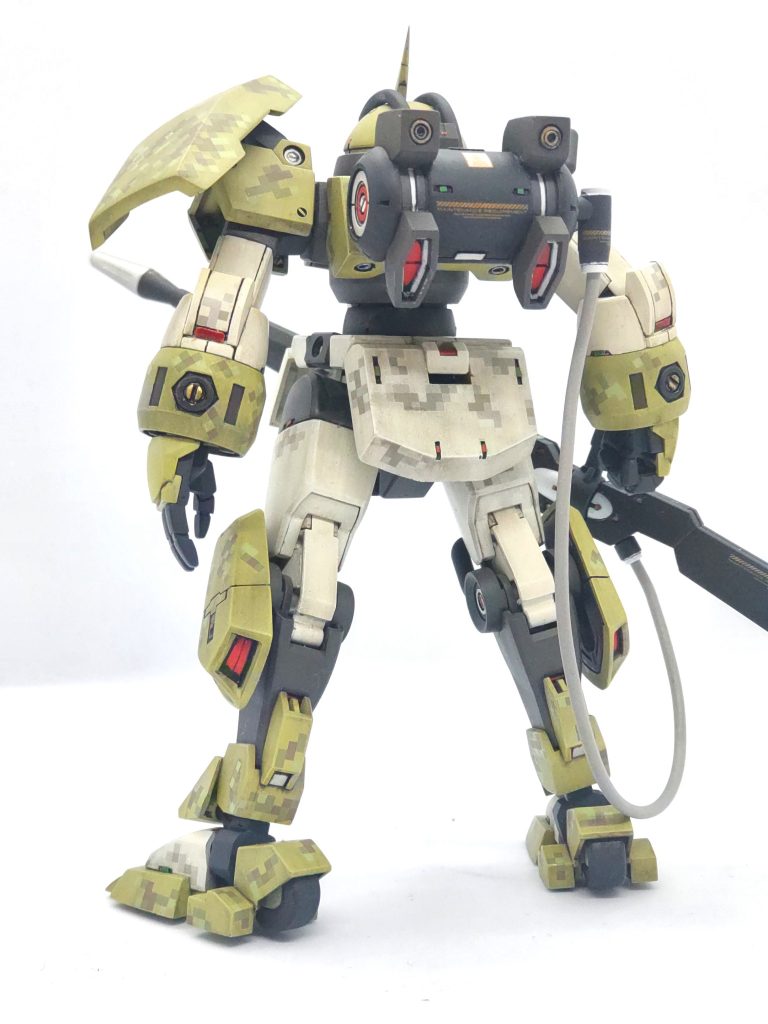 ライフルと背中のタンク(？)は、新規の後付装備という設定でスミ入れ程度で止めてあります。