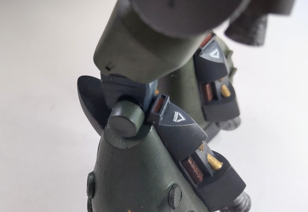 発見当初、足のここは隙間が目立ち雑にパテでくっつけただけだったので一旦外しプラバンで塞ぎました。その後にパテで再度足周りを固めました。あとはディテールパーツでそれっぽく仕上げてます。