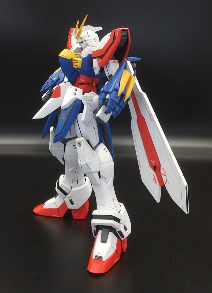 ナックルはツメ部を幅増し＋シャープ化、指ガード部を延長しました。前腕への接続はネオジムにしています。手首は形状のいいコトブキヤのパーツに交換しました。エンドレスワルツMGはモデル体型でめちゃカッコ良いのですが、上半身が若干寸詰まりに感じるので、腰と首を延長しています。