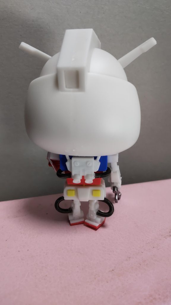 ピンバイスで1.2mmの穴を開けて、1mmプラ棒を突っ込み蛇管パーツを瞬間接着剤で固定支障なさそうです