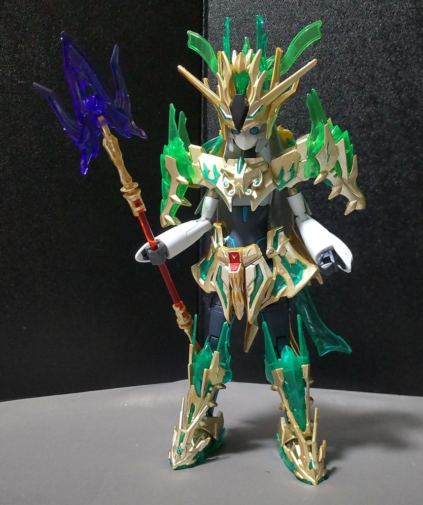 今回関羽を選んだ理由が肩パーツの装甲が大きいかつボールジョイントに付けられているという点。これを脛部分に回せば、脛当ての装甲として流用できるというものです。もう一つは脚に下駄として装着できる部分があったことです。