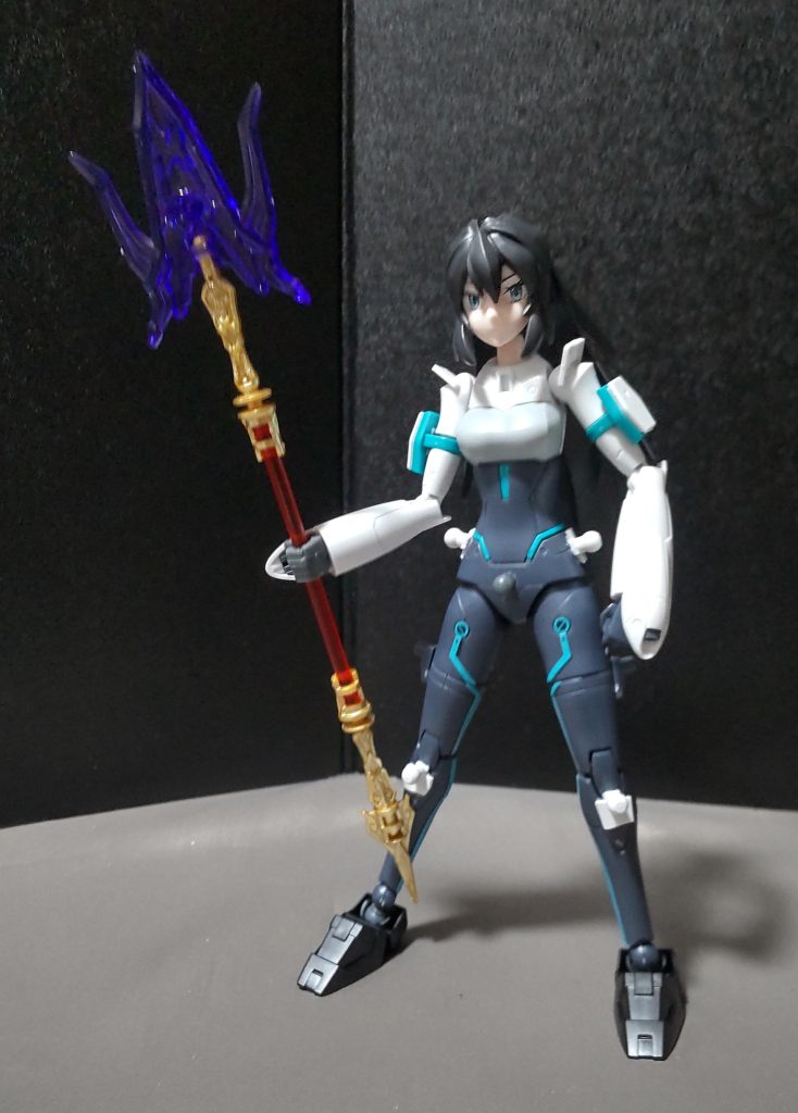 両腰や両膝にボールジョイントを増設しています。フロント部は少し穴を削り、そこにボールジョイントを挿し込むという形を取ってます。今回はわかりやすくするためにフロント部分を晒していますが、普段は蓋になるパーツを代わりに装着するようにしています。