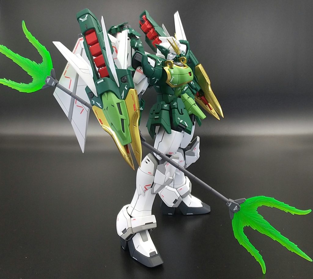 ハングは設定どおりの前腕背面側での接続では、翼とゴリゴリに干渉してポージングが辛いです…。なので、ハング基部に関節ブロックを追加し、前腕側面での接続に変更しています。トライデントは劇中イメージに合わせて大きく延長しました。