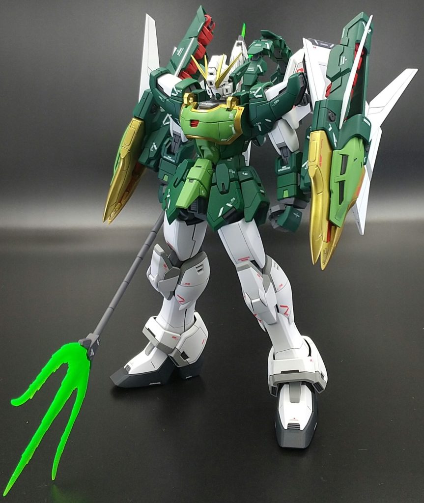 素組でも十分カッコいいMGエンドレスワルツシリーズですが、Ka.ゼロと並べて見るとひと回り(0.5回り?w)くらい小さく感じます。その辺りのバランス調整を行うとともに、フーティエとドラゴンハングの干渉を避けるためのハングの配置変更を行いました。