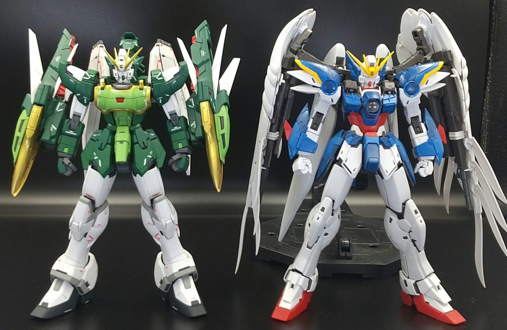 Ka.ゼロとの比較写真。格闘機らしいマッシブなフォルムを目指して上半身と脚部をボリュームアップしました。また、関節位置の調整などで頭身をゼロに合わせています。ハングを側面に移したのも相まってフルアーマー感のある佇まいに…。