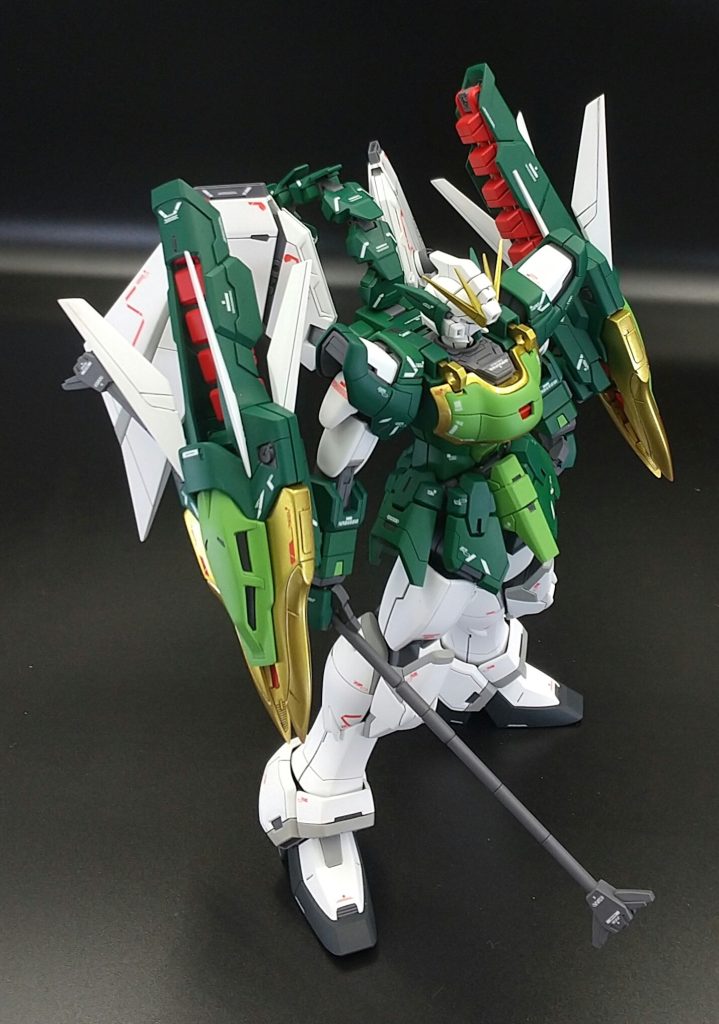 上腕は肩の球体が横から丸見えだったので、肩側面にアーマーを追加してみました。上腕自体も両側面にプラバンを張り付けて幅増し。手首はキットパーツを親指のみ形状変更して使用。