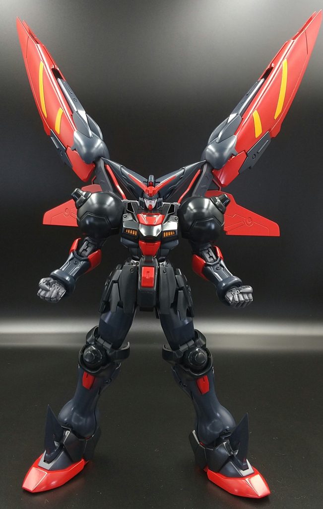 残念ながら握り手がついていないので、石破天驚拳の溜めポーズの為に自作しました。金色に塗りたくなってきます。腕は前腕とヒジ関節の隙間が大きいせいか、微妙に長く感じたので、ヒジ関節ブロックを削り込み、前腕と密着するようにしました。上腕も内部フレームを1.5mmほど詰めています。また、肩と胴体が離れ過ぎていたので、接続軸を短くして肩幅を狭めるとともに、軸の角度を上向き＆後ろ向きに調整して、胸を張った感じにしています。