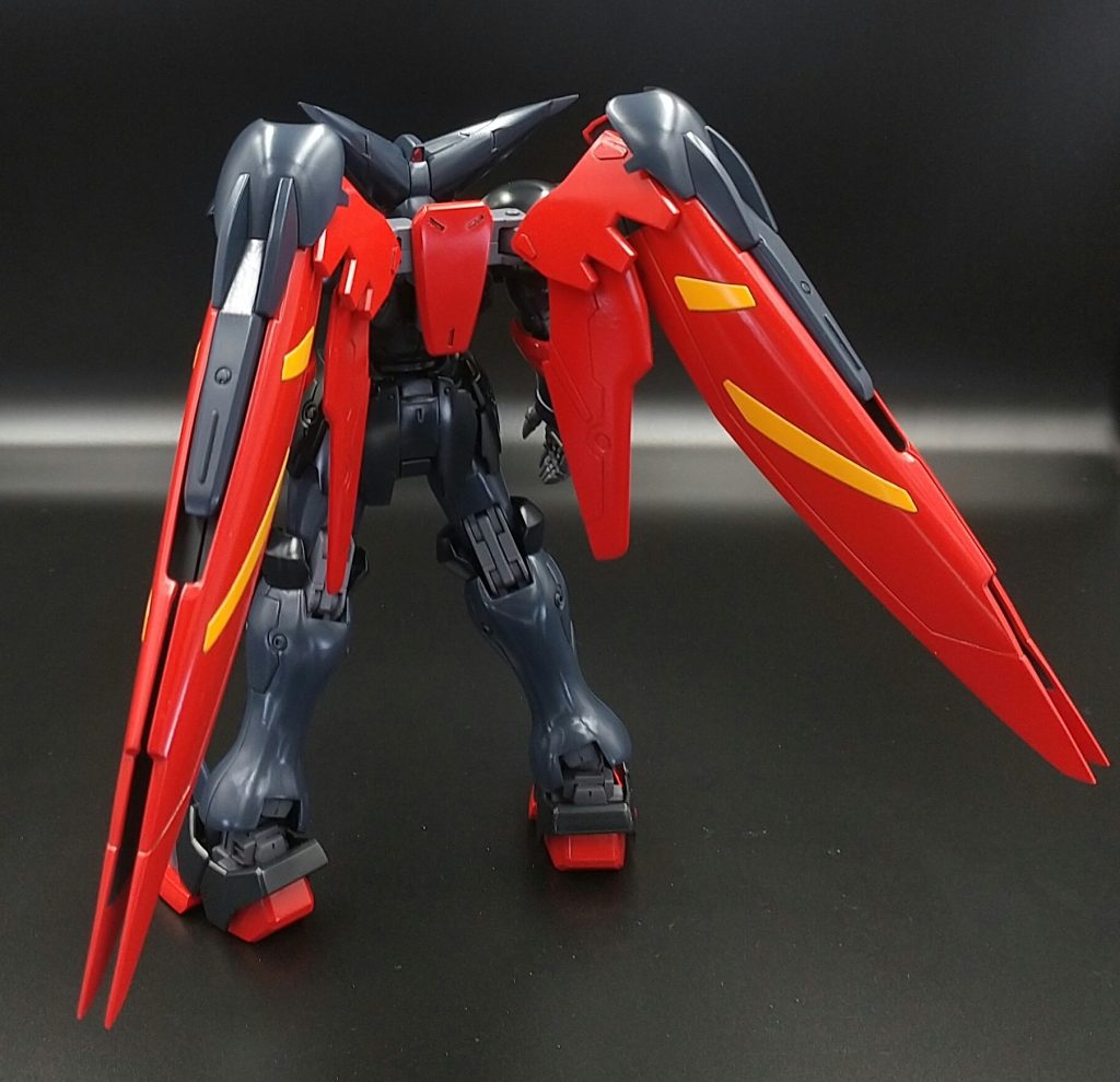 ウィングの位置が低く感じたので、背面との接続フレームを加工して、基部ユニットごと上方に移動しています。また、ウィング自体も下端部を延長してスラっと長い印象にしました。背負い物はデカい方がカッコいい…