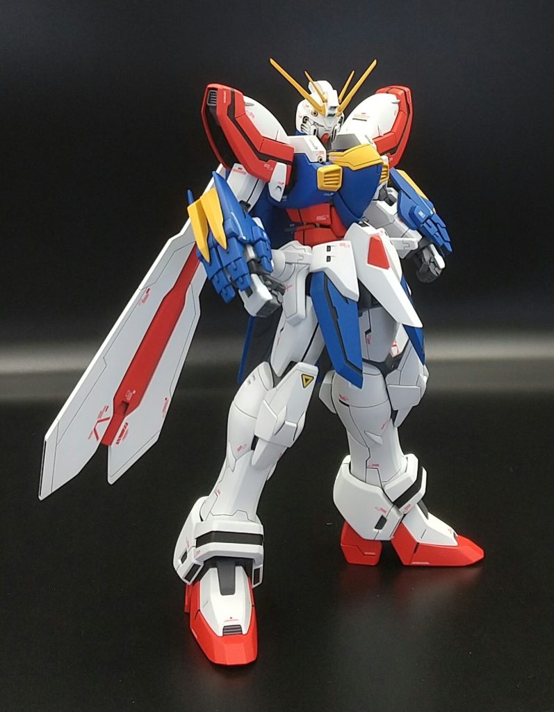 MGシェンロンをベースにゴッドのアーマー類を整形して着せてます。手足は多少ディテールを追加した程度でほぼシェンロンのままです。頭はゴッドのヘルメットを切ったり削ったりで小型化し、フェイスはシェンロンを流用しています。額のカメラはプラ材から作り直しました。