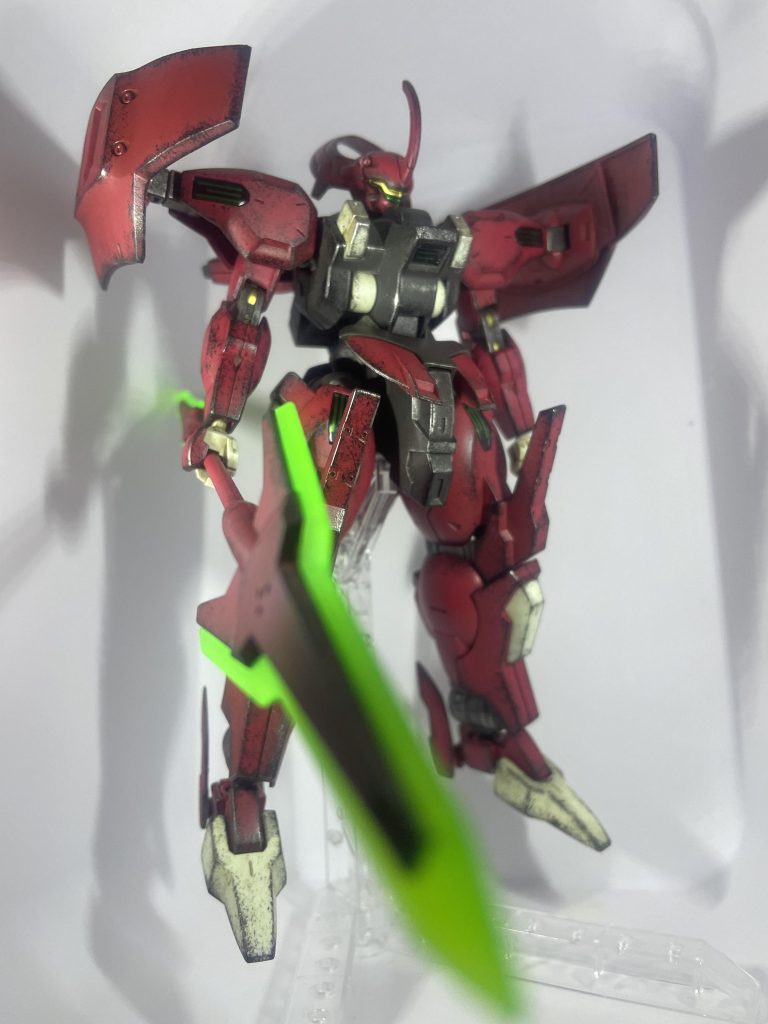 水星の魔女に出てくる機体はどれもカッコいいですが、このダリルバルデもお気に入りです♪しかし、目の部分がシールで、塗装めんどくせぇ!(モデラーとしてあるまじき発言)いや、他の水星キットってクリアパーツだったり色分けされてたりするじゃないですか!笑という理由から敬遠し購入を見送り続けていたのですが、アニメでの活躍を友人から教えてもらい意を決して購入しました!