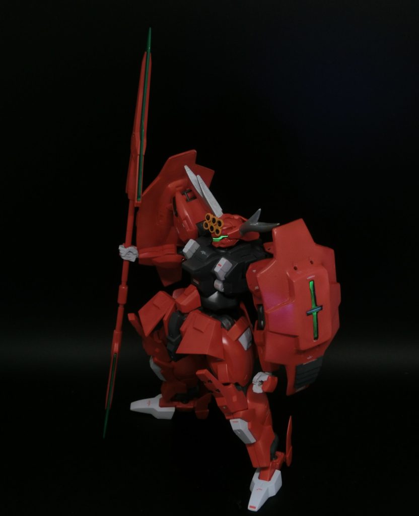 幸村を象徴する鹿角兜はズゴックの爪で作成しています。取り外しも可能になっています。なので普通のダリルバルデにも戻すことができます。